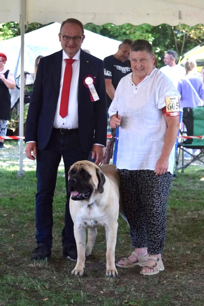 Greta from Gawy mit Sybilla Mansfeld und einem Richter bei der Doppel-CACIB Ludwigshafen 2025