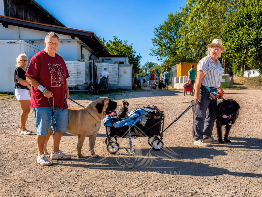 Sybilla Mansfeld mit Greta und Magnus auf dem Ausstellungsgelände in Hallbergmoos