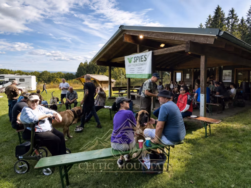 Gäste mit Mastiffs und Möpsen beim Mastiff- und Mops-Treffen an der Grillhütte in Rascheid