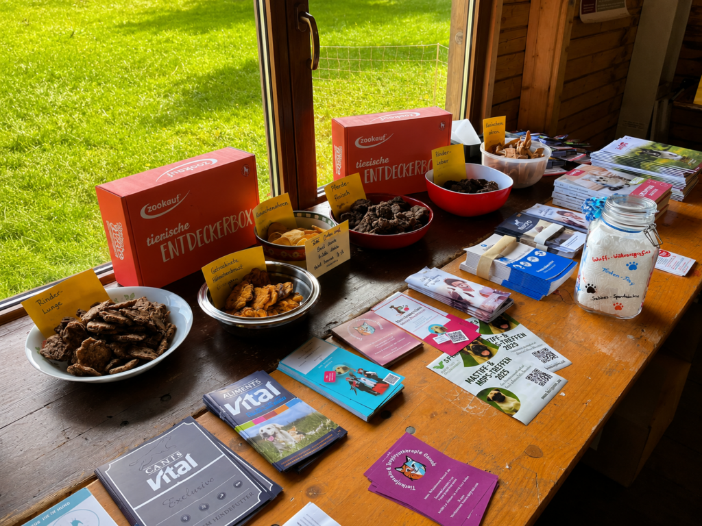 Hundekekse, Informationsmaterial und Sponsorengaben beim Mastiff- und Mops-Treffen in Rascheid