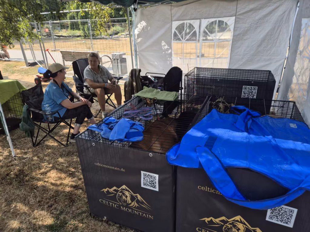 Züchterkollegen am Stand von Celtic Mountain bei der Hundeausstellung in Ludwigshafen 2026
