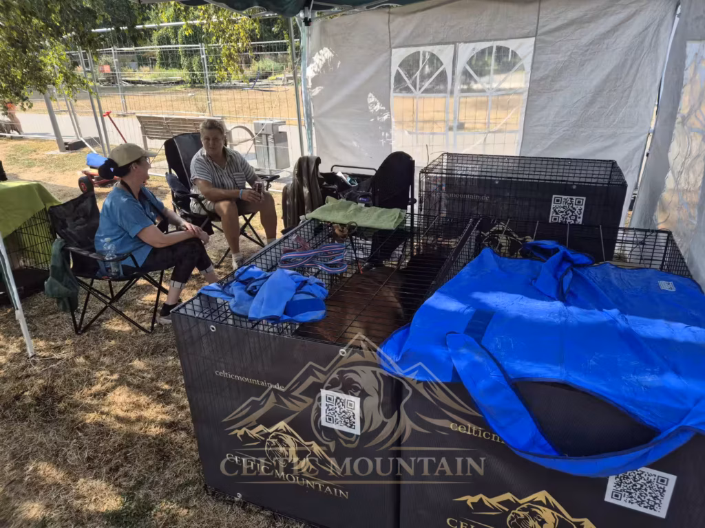Züchterkollegen am Stand von Celtic Mountain bei der Hundeausstellung in Ludwigshafen 2026