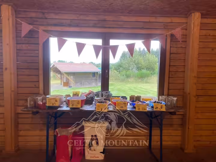 Geschenke und Produktproben stehen für die Gäste und ihre Vierbeiner in der Grillhütte bereit.