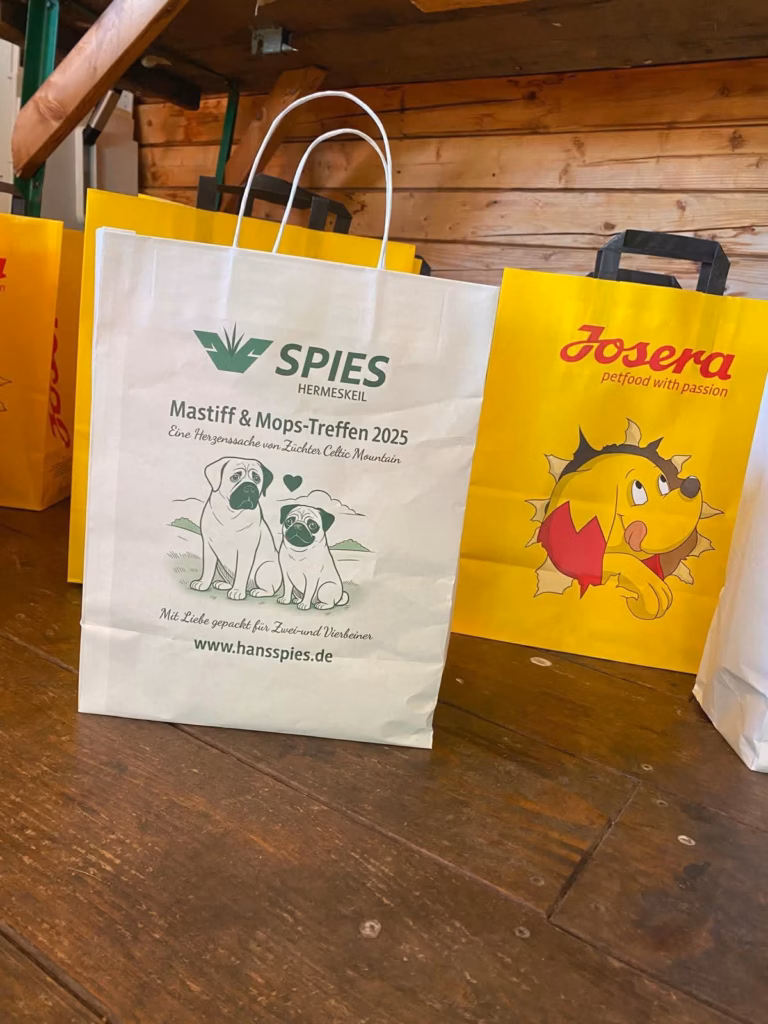 Präsenttaschen von Hans Spies und Josera stehen auf einem Tisch beim Mastiff-Treffen 2025.