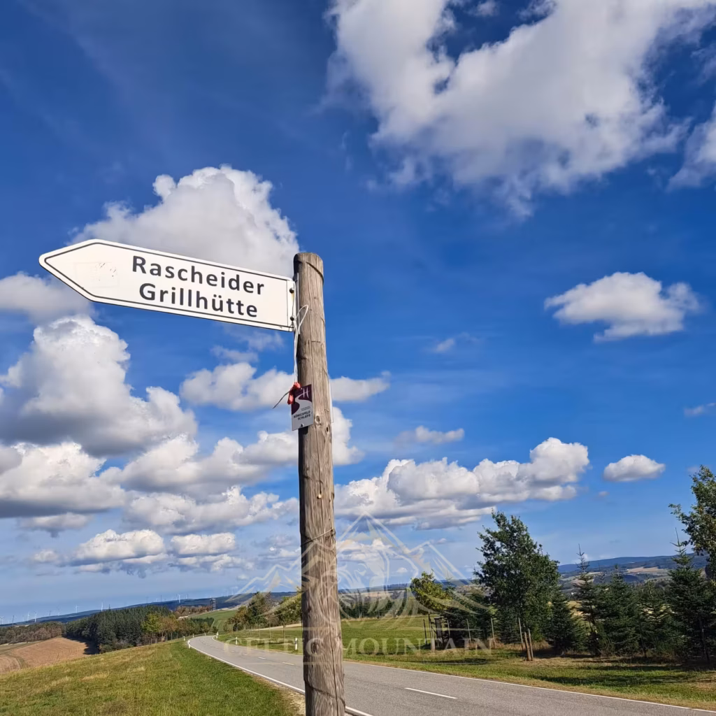 Wegweiser zur Rascheider Grillhütte beim Mastifftreffen 2026
