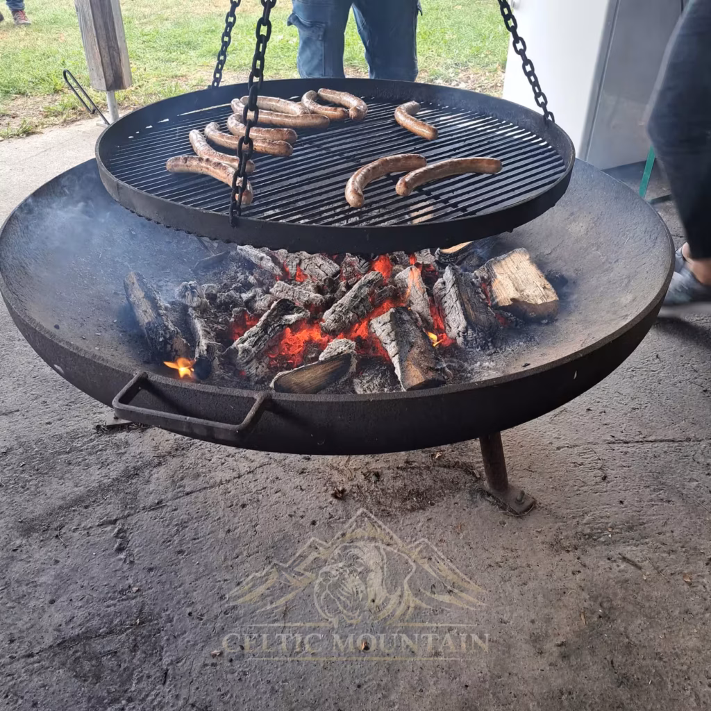 Bratwürste werden beim Mastifftreffen 2026 auf einem Schwenkgrill gegrillt